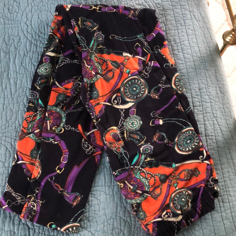 Cotton/ polyester soft multi color leggings.